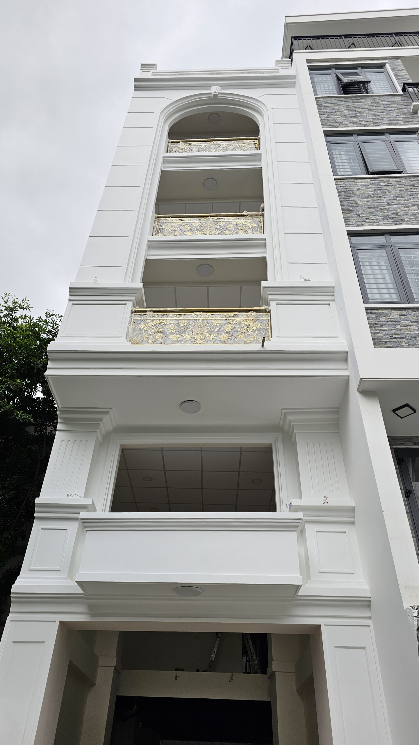 Mặt tiền nhà anh Tấn - Thiết kế, thi công căn hộ dịch vụ trọn gói