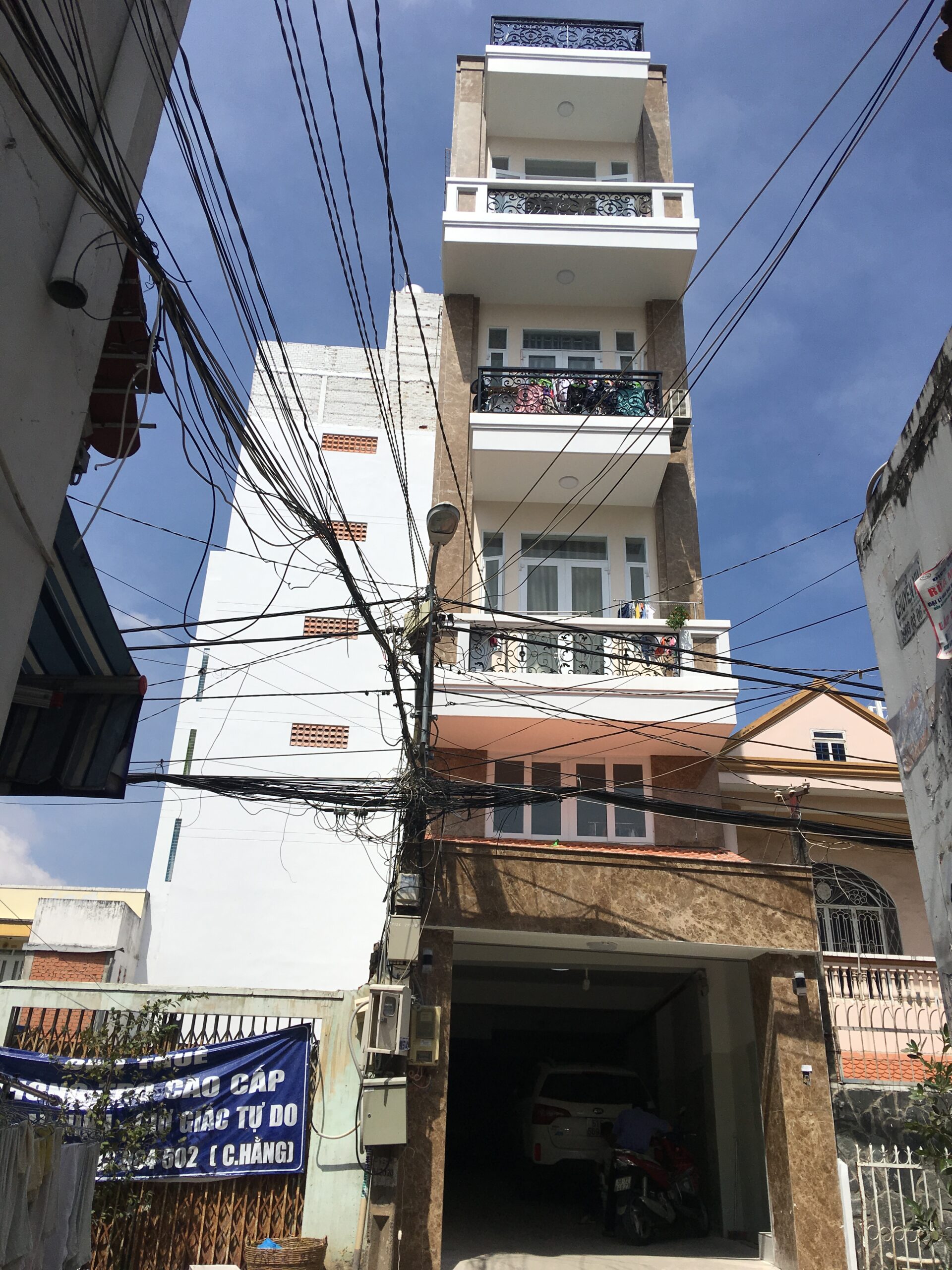 Mặt tiền căn hộ dịch vụ nhà anh Tấn