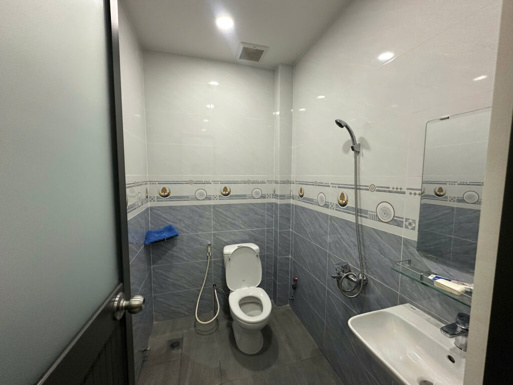 Nhà vệ sinh tầng 2