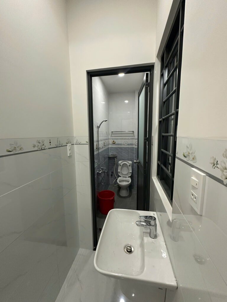 Nhà vệ sinh tầng trệt