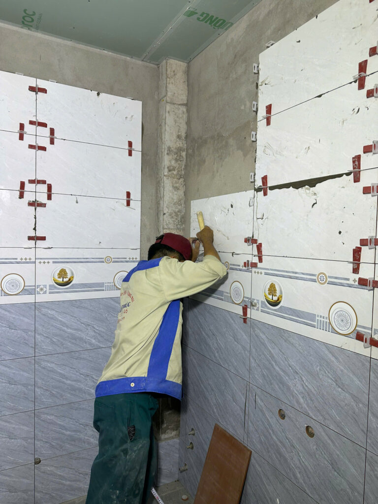 Ốp lát gạch tường nhà vệ sinh