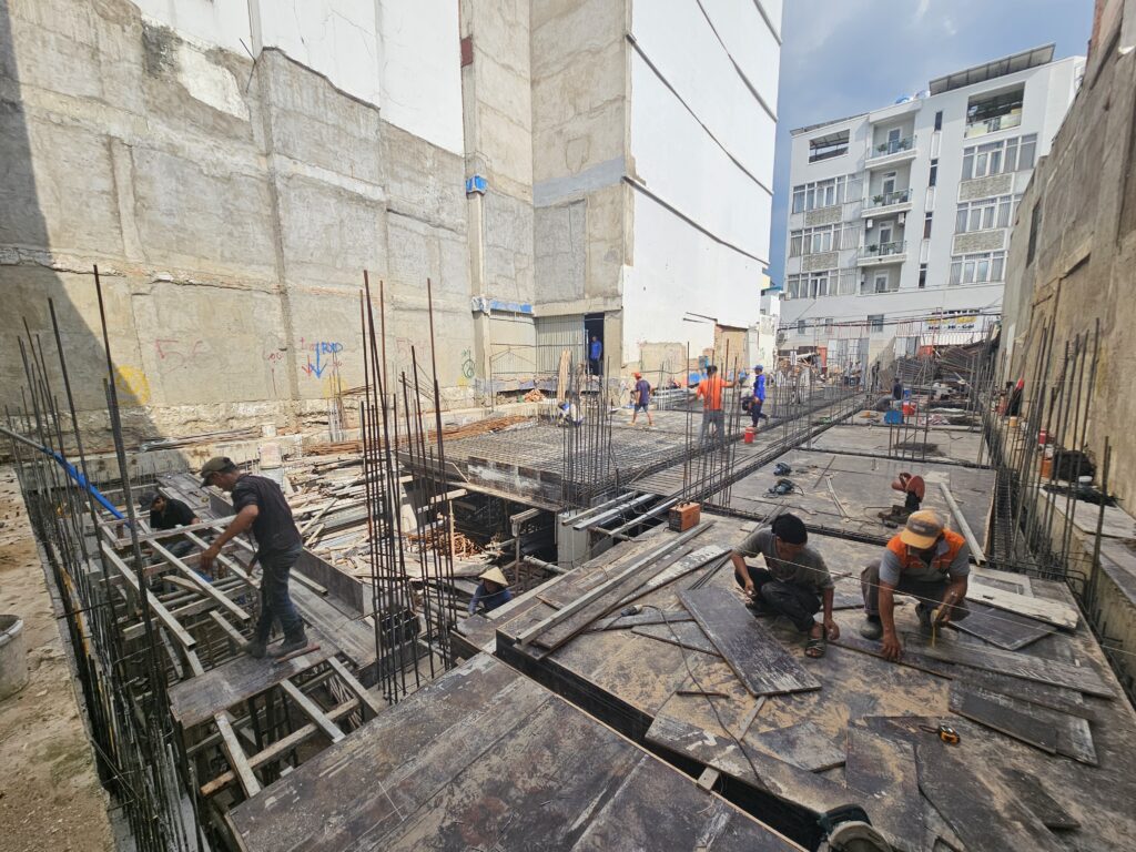 Thi công cốp pha sàn tầng trệt