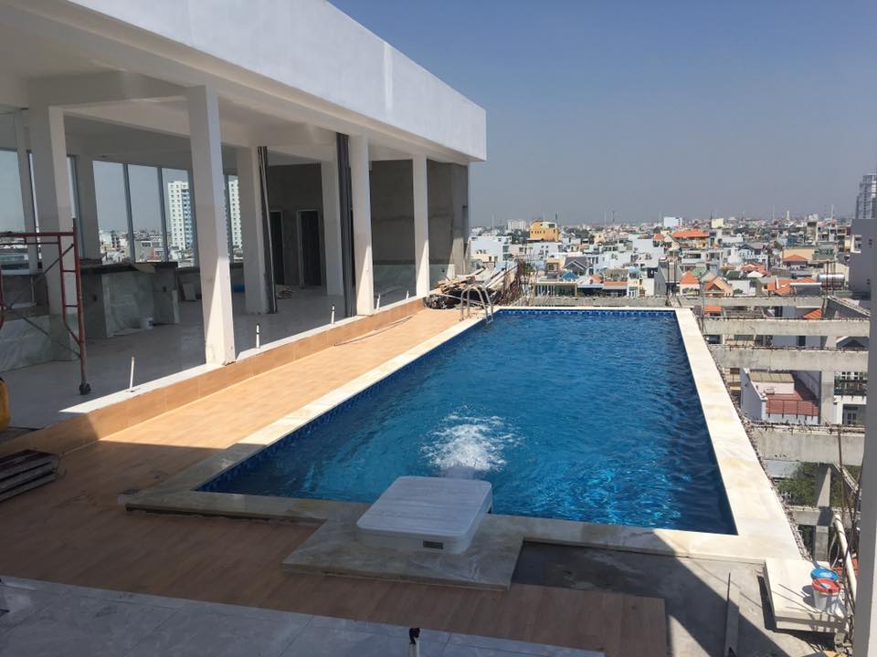 Thi công tầng trên cùng của căn hộ dịch vụ