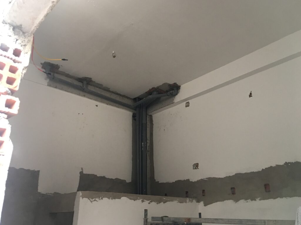 Đường ống thoát nước âm tường