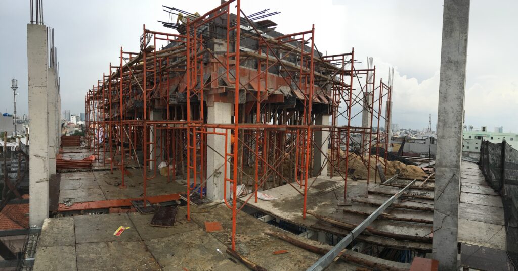 Thi công tầng trên cùng của căn hộ dịch vụ