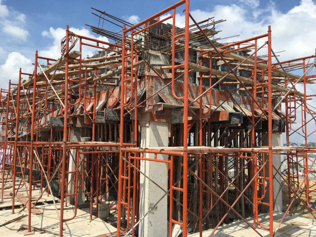 Thi công tầng trên cùng của căn hộ dịch vụ