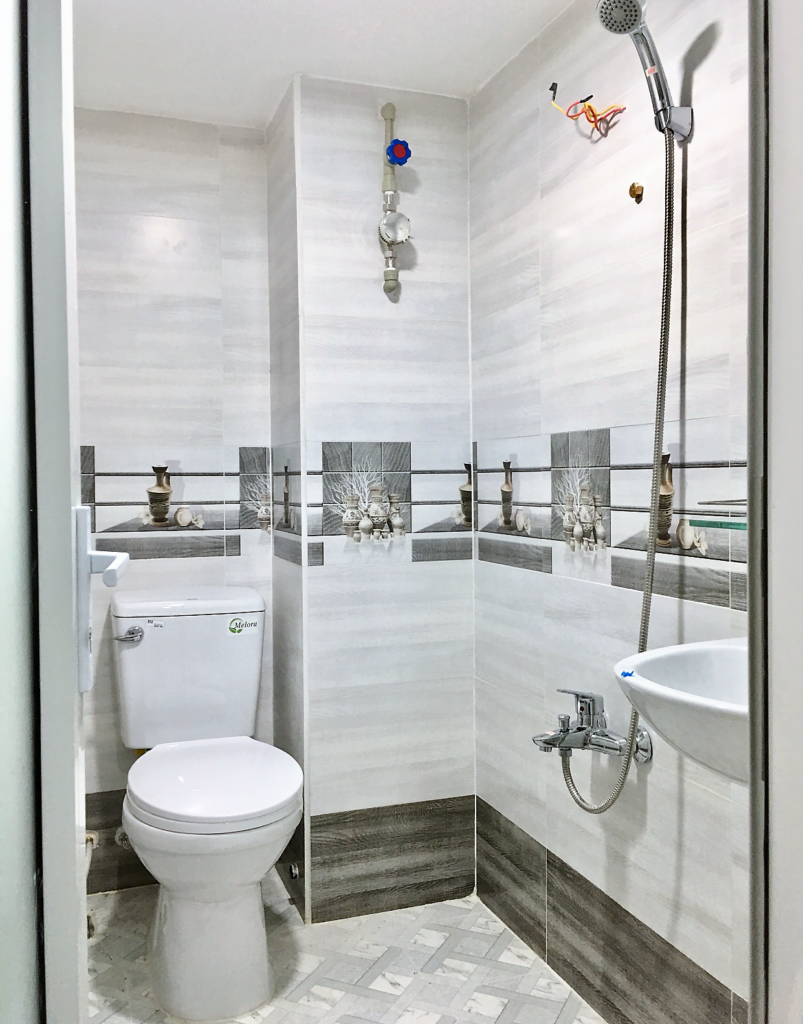 Phòng vệ sinh hoàn thiện đầy đủ thiết bị, ốp gạch kịch trần