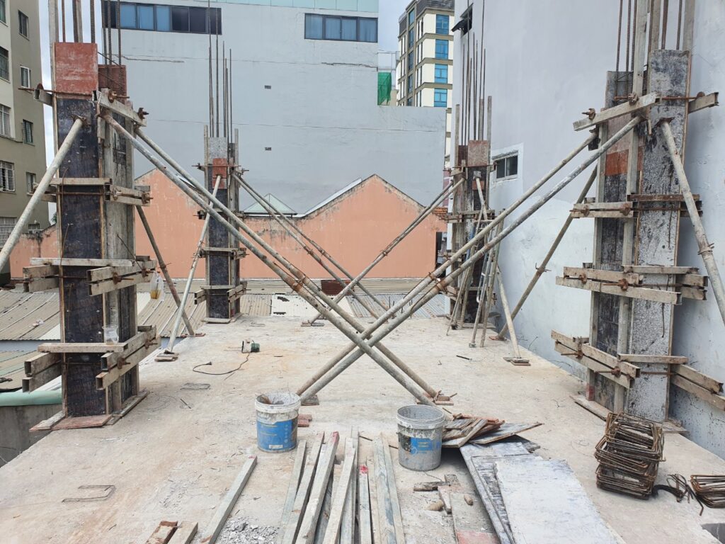 Thi công cột căn hộ dịch vụ