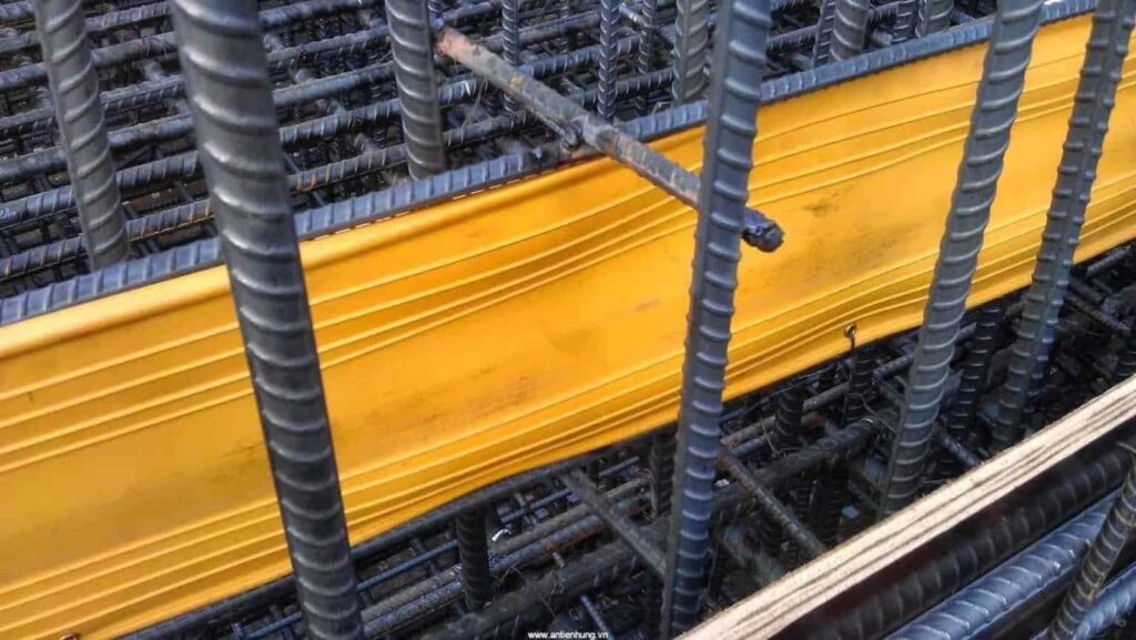 Giải pháp phổ biến để chống thấm mạch ngừng là sử dụng Waterstop hay băng cản nước