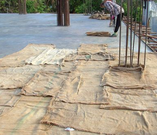 Phủ bao tải hoặc vật liệu giữ ẩm