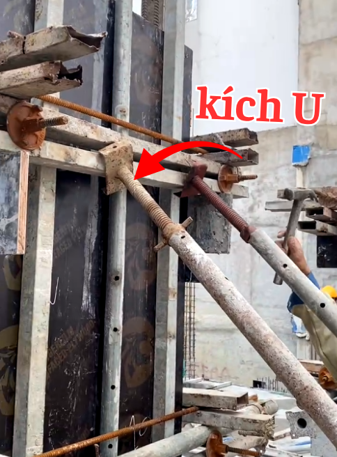 Dùng kích U để chống vào gông cột