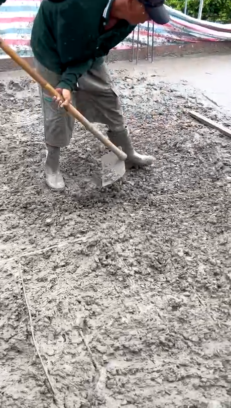 Bê tông quá khô ⟶ chất lượng kết cấu sàn kém