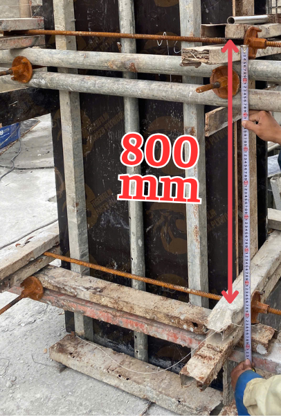 Khoảng cách 800mm gông 1 cặp xà gồ