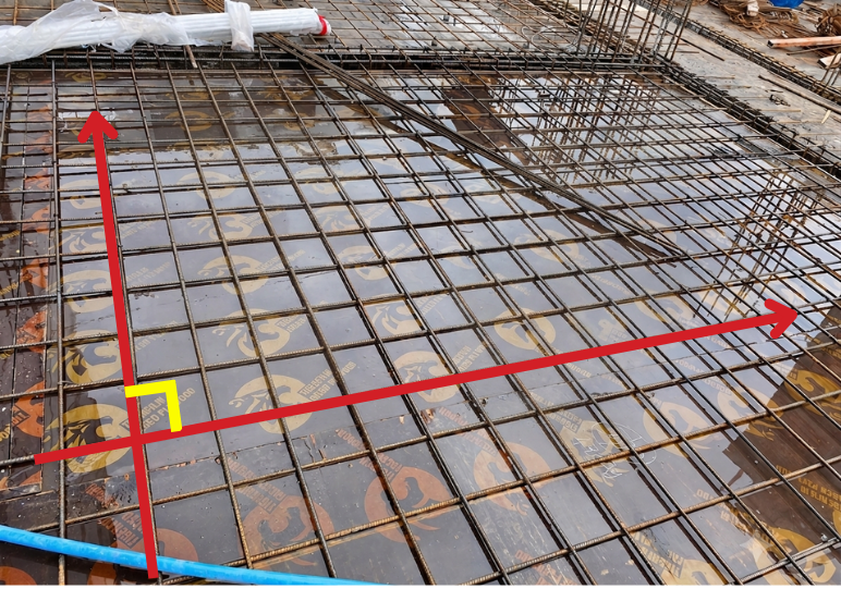 Bố trí thép lớp dưới theo 2 phương vuông góc và buộc 2 lớp thép này bằng kẽm bô