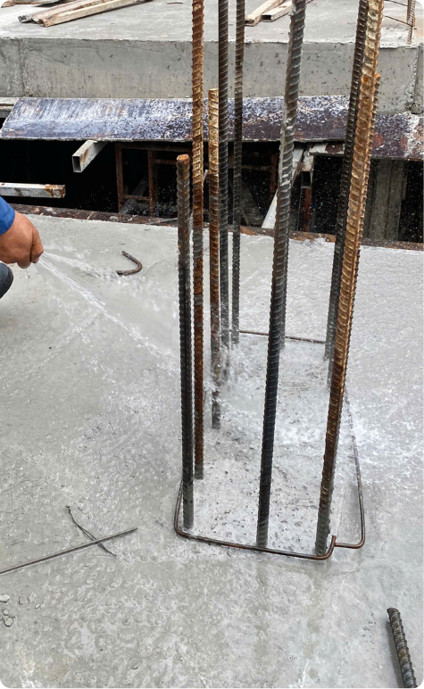 Xịt nước vệ sinh chân cột