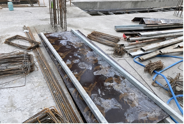 Lắp ráp và gia cố cốp pha bằng xà gồ thép