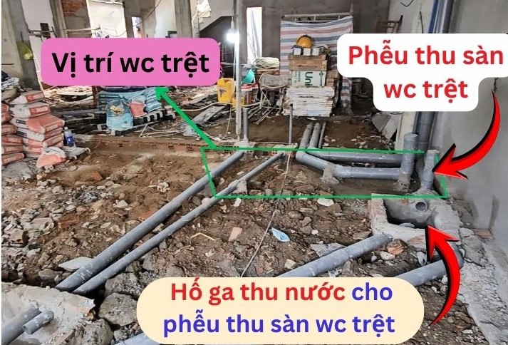 Tại WC tầng trệt, nên bố trí một hố ga riêng cho phễu thu sàn
