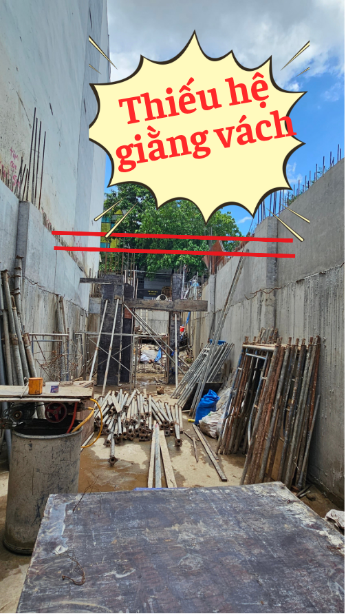 Không chống giằng vách đúng cách khi tháo cốp pha chữ C