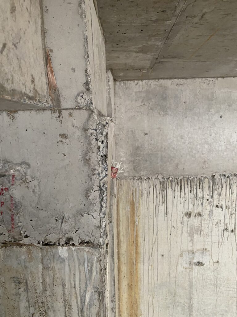 Cột bị lệch, cong vênh hoặc sai kích thước
