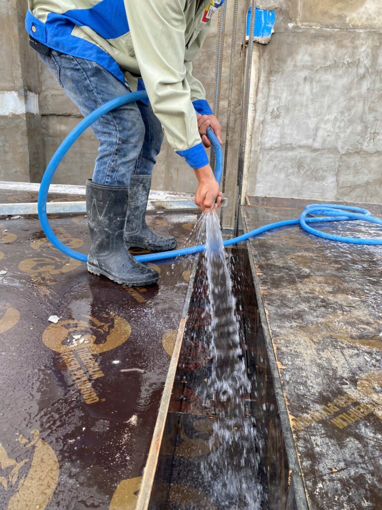 Vệ sinh sạch bề mặt ván khuôn