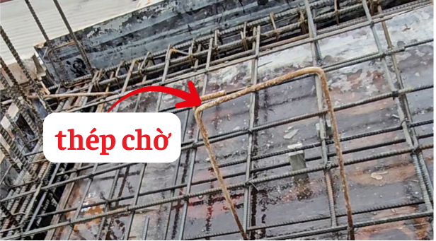 Đặt thép chờ neo trước khi đổ bê tông sàn