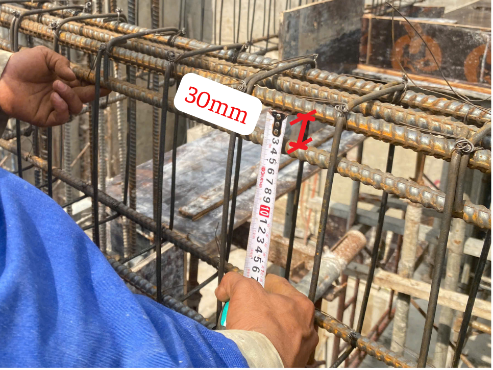 Khoảng cách giữa thép chủ và thép tăng cường khoảng 30mm